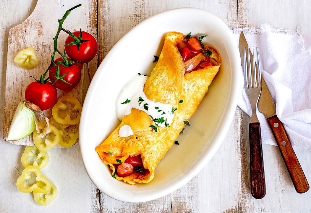 Το πρωινό για όσους κάνουν κετο είναι μια ομελέτα με τυρί, λαχανικά και ζαμπόν