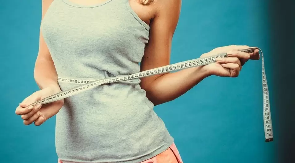 Το λεπτό κορίτσι διορθώνει τα αποτελέσματα της απώλειας βάρους σε μια εβδομάδα